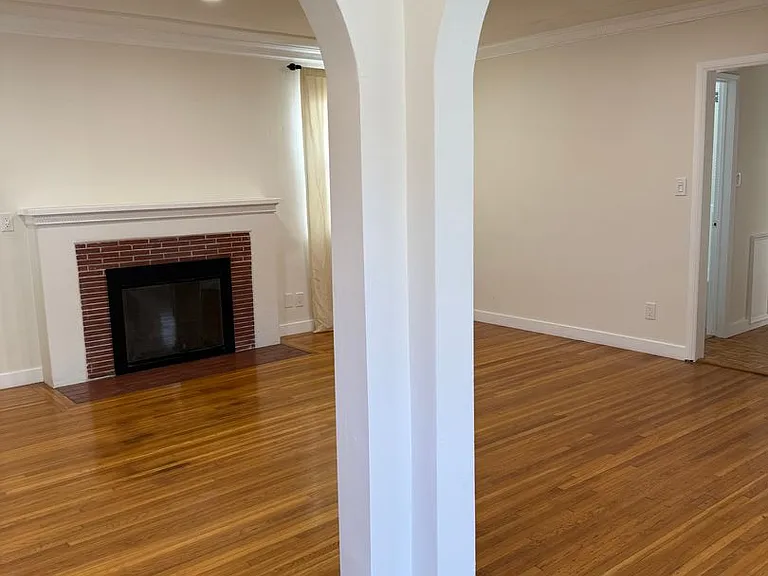 2523 S Bentley Ave — Photo 4