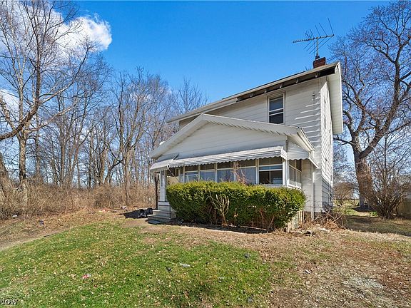 3rd image of 2465 28th St SW