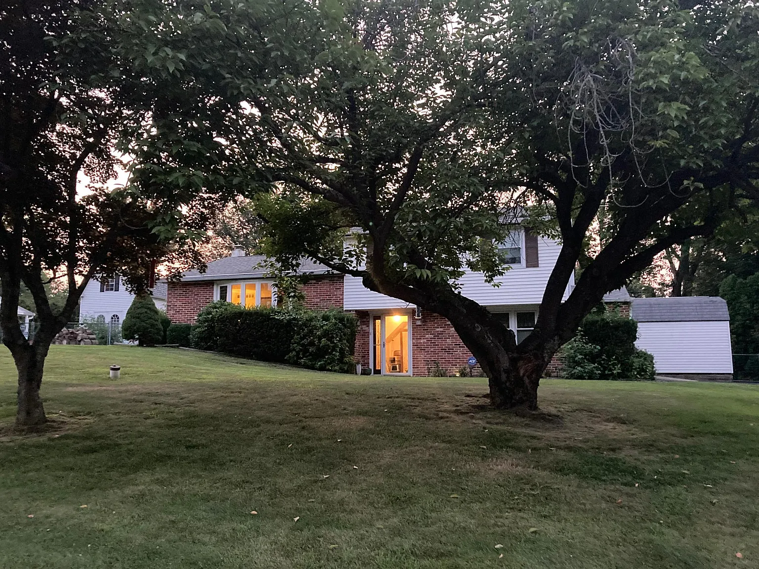 3 bed, 1.5 bath, 1350 sqft, $3,600 — Photo 2