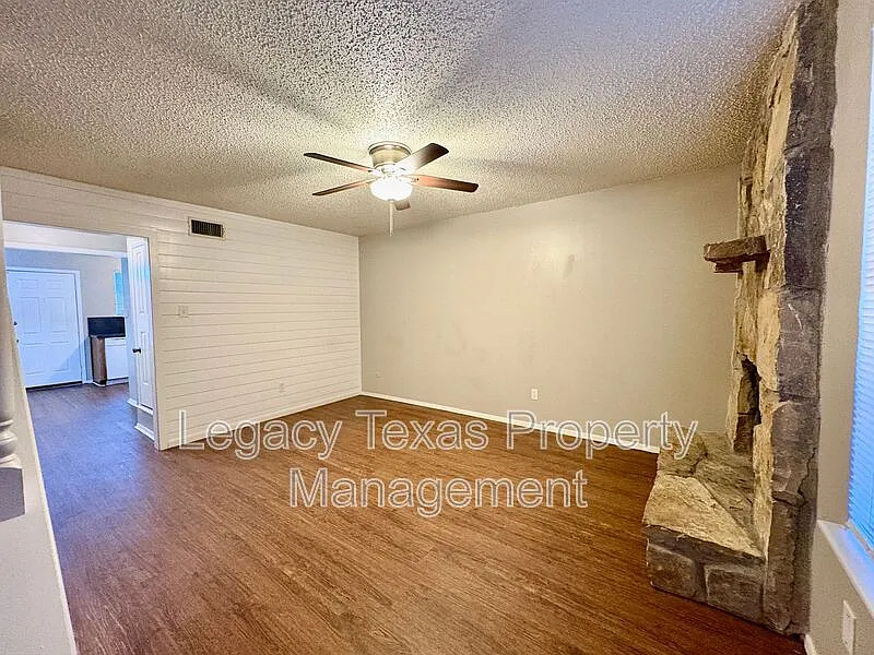 Photo 1 of 28 - 1407 Courtney Pl #B - Cleburne, TX Primary Photo - 1407 Courtney Pl #B
