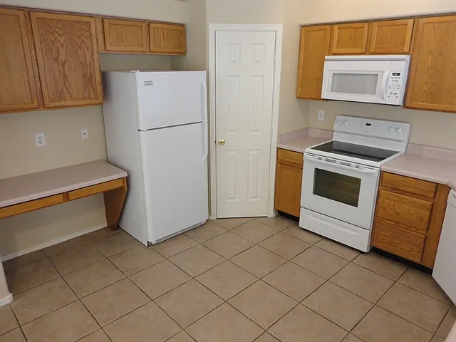 3 bed, 2.5 bath, 1588 sqft, $2,320 — Photo 2