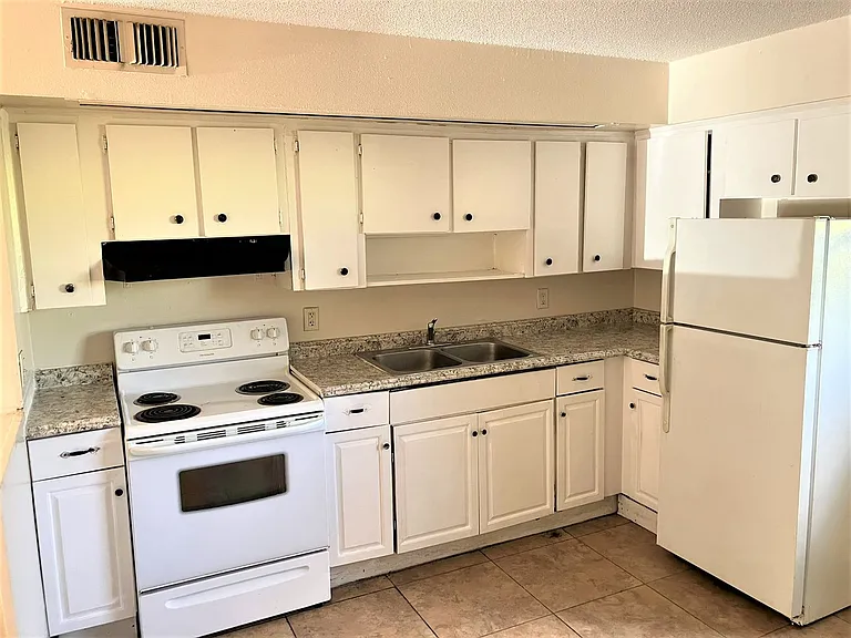 927 N Iowa Ave #B10 — Photo 4
