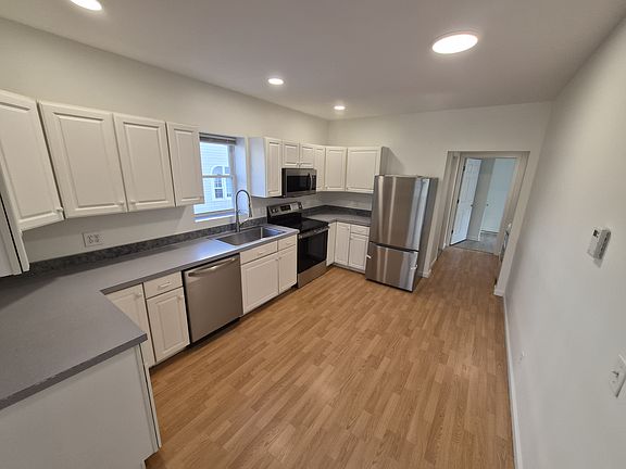 2nd image of 142 Washington St APT 1