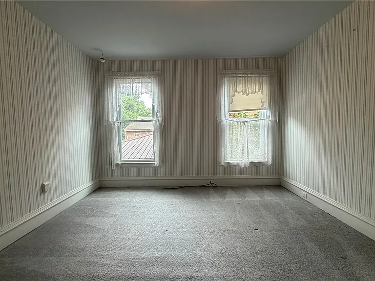 301 W Clinton St — Photo 9