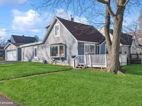 209 E Willow Dr, Round Lake Park, IL 60073