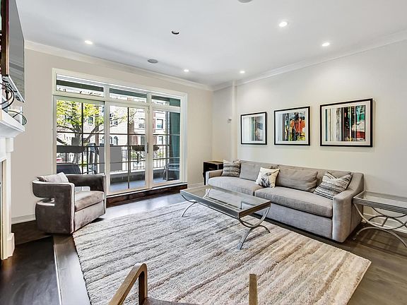 2nd image of 2341 W Roscoe St #1W