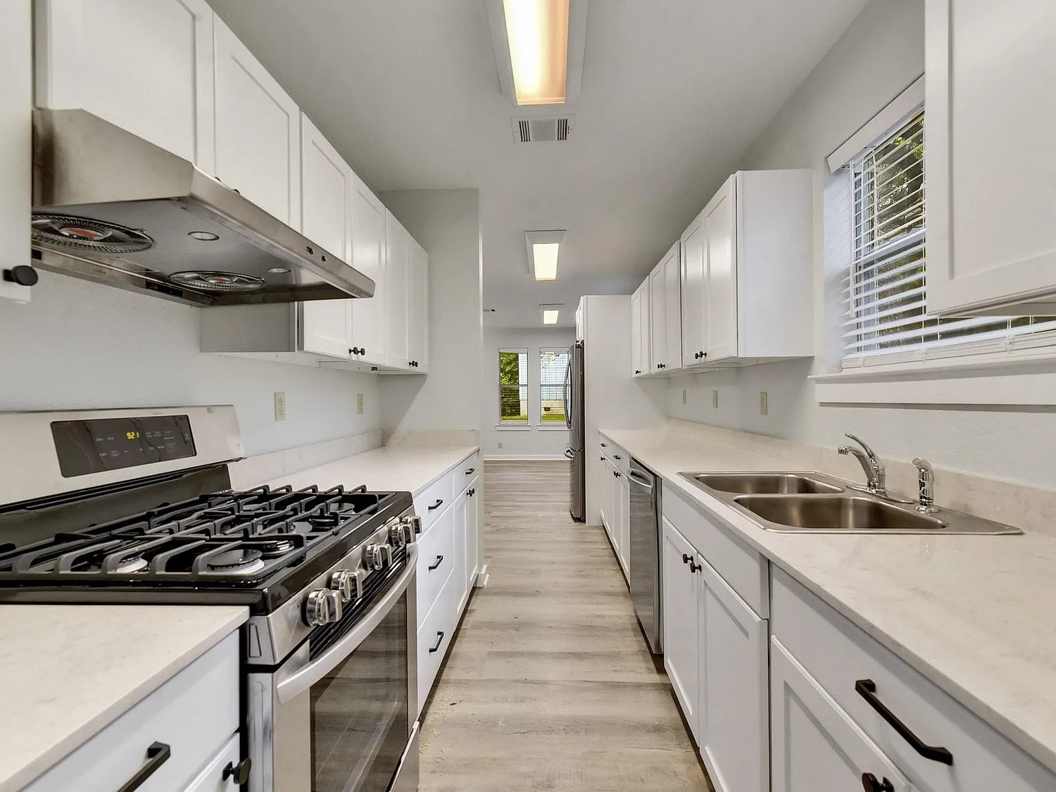 3 bed, 2.5 bath, 2020 sqft, $5,200 — Photo 2