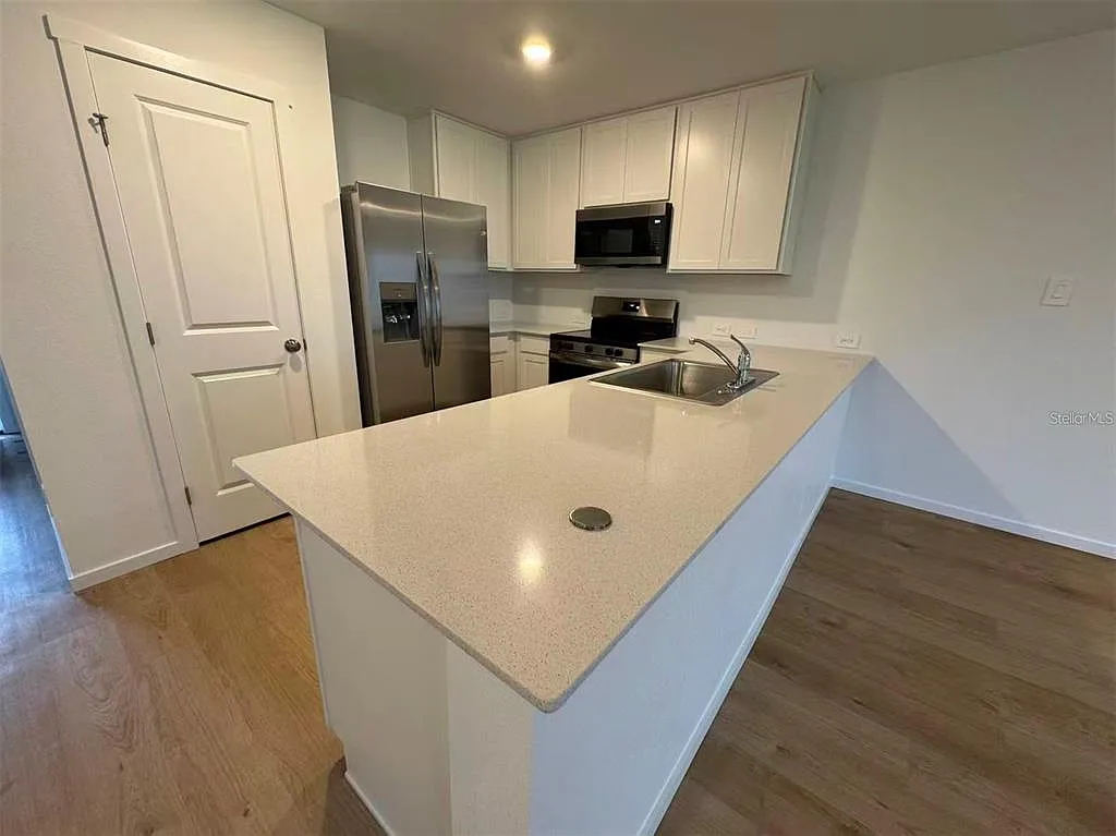3 bed, 2.5 bath, 1378 sqft, $2,100 — Photo 3