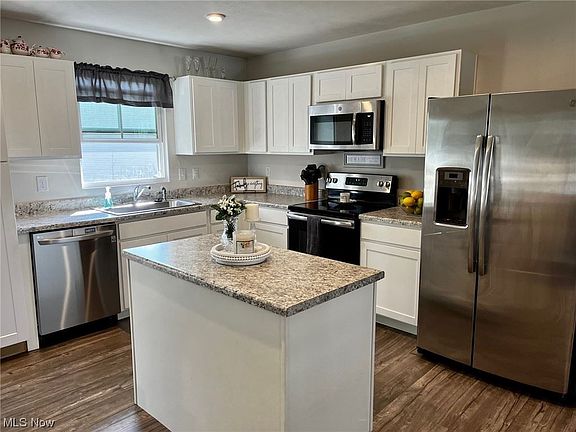 2nd image of 811 Redbud Ct