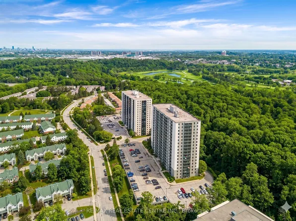 35 Green Valley Dr #103, Kitchener, ON N2P 2A5