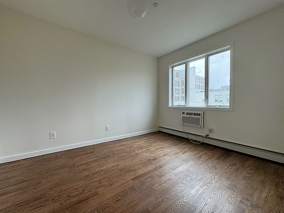 4th image of 202 W 9th St APT 4A