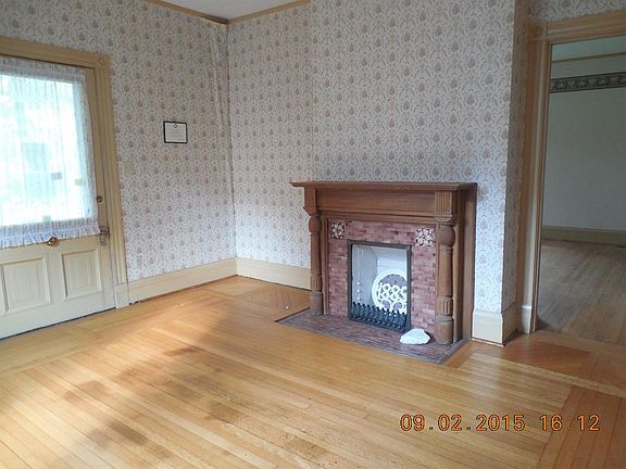 4th image of 260 E Lexington Ave