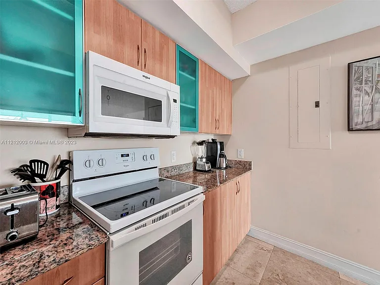 17555 Atlantic Blvd #806 — Photo 9