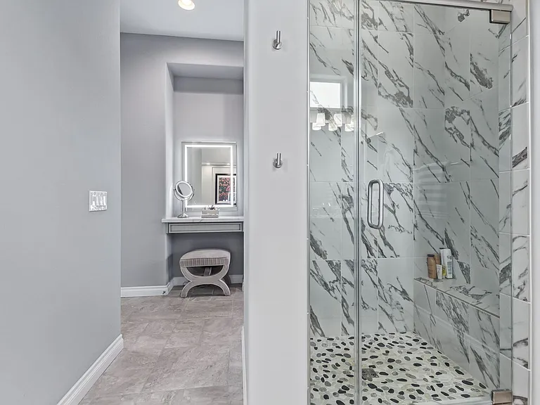 239 E Leverenz Ave — Photo 18