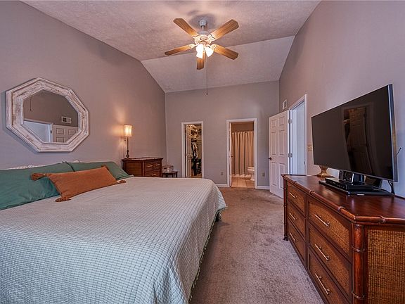 4th image of 51 Blueberry Ln