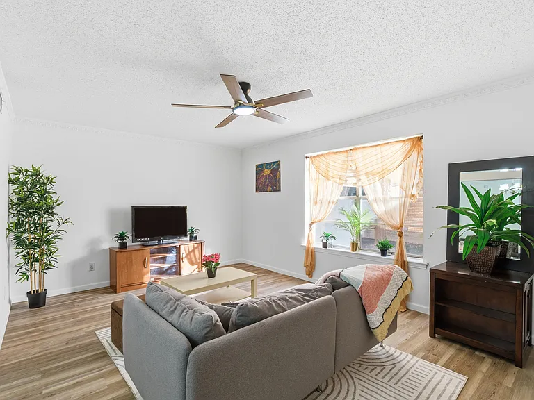 5817 Sandhurst Ln #B — Photo 7