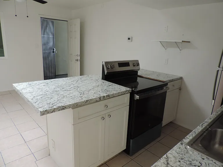 2719 W Maryland Ave #203 — Photo 8