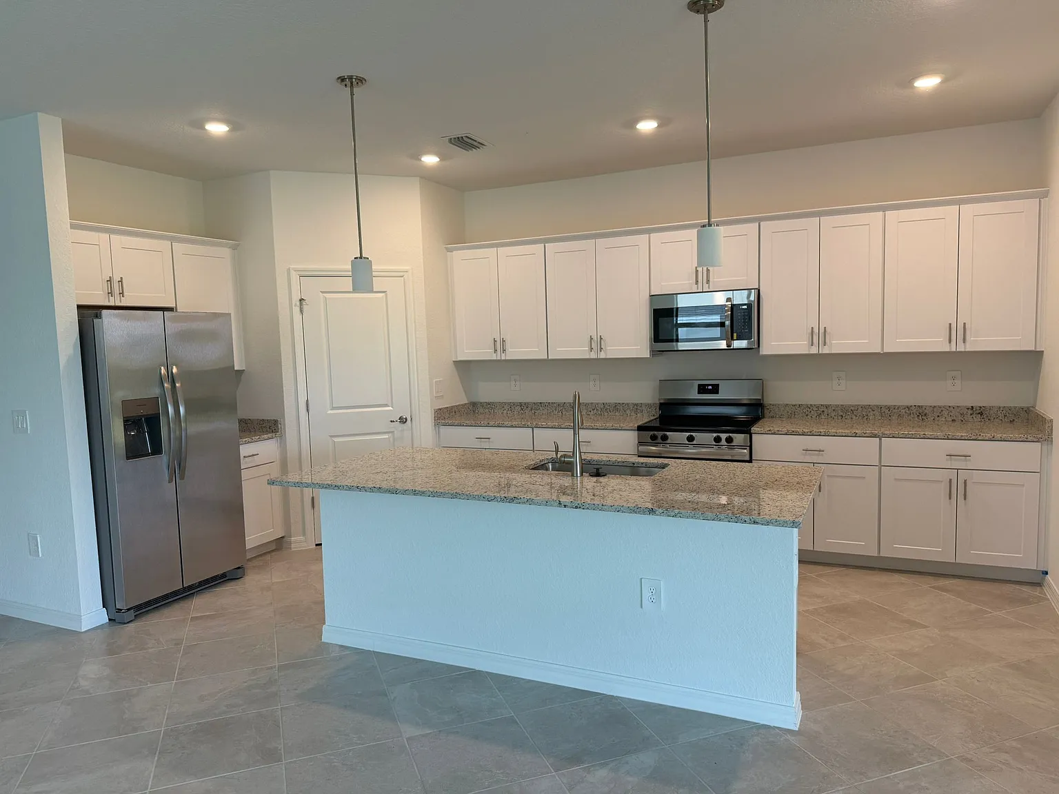 4 bed, 2032 sqft, $2,425 — Photo 3
