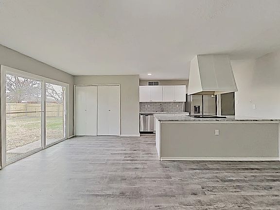3rd image of 10215 Deer Hollow Dr