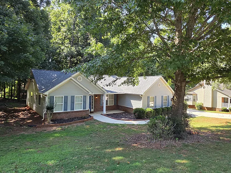 171 Laurel Oaks Ln — Photo 2