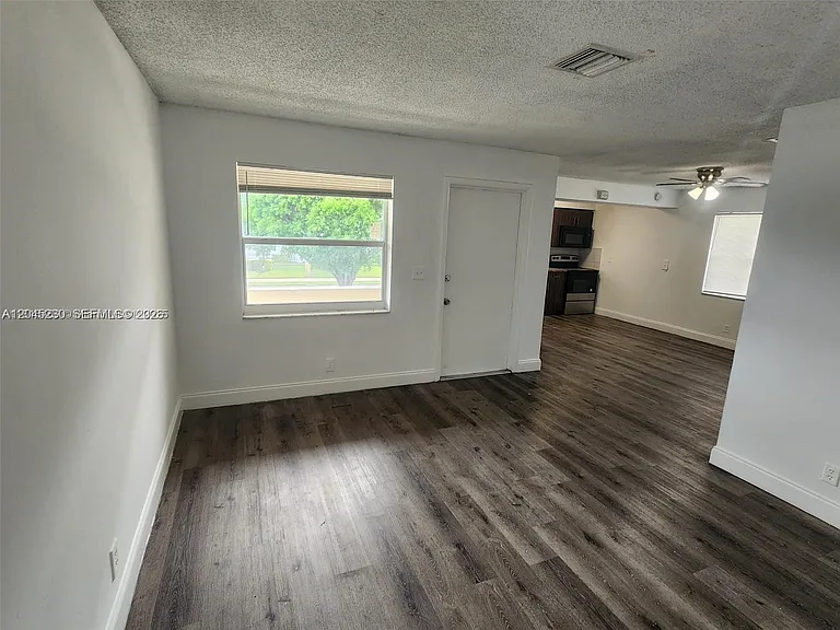 4117 Woodside Dr #4 — Photo 2