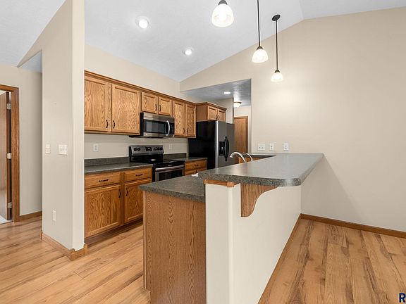 5th image of 207 W 5th St Unit 104