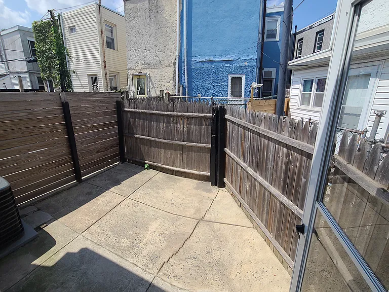 835 Livingston St — Photo 18