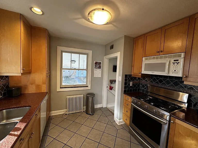 325 Sumner St — Photo 13