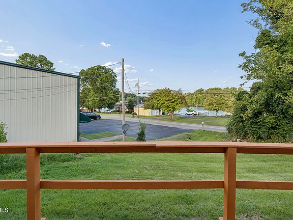4th image of 724 Oak Grove Rd