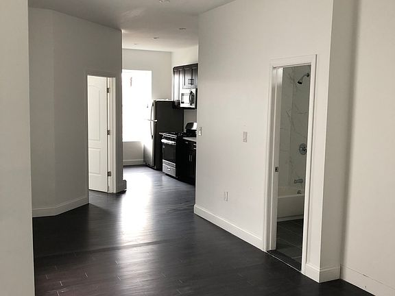 5th image of 1543 Hoe Ave