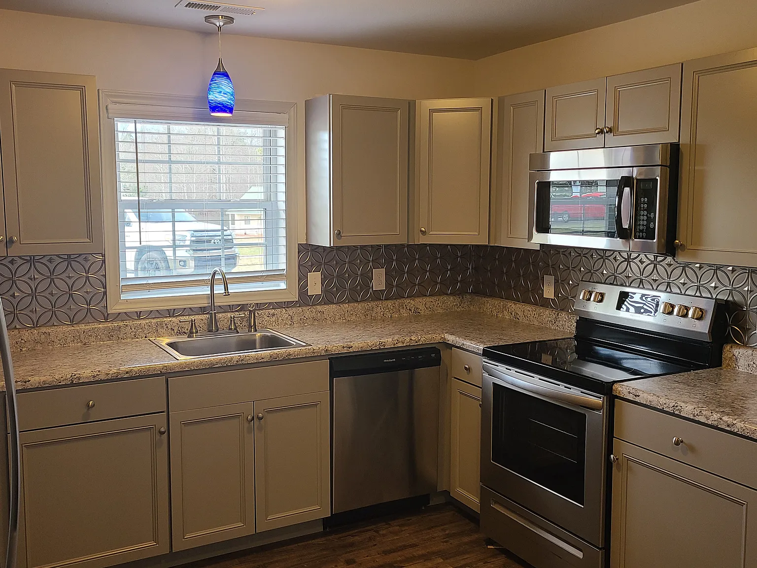 2 bed, 990 sqft, $1,505 — Photo 2