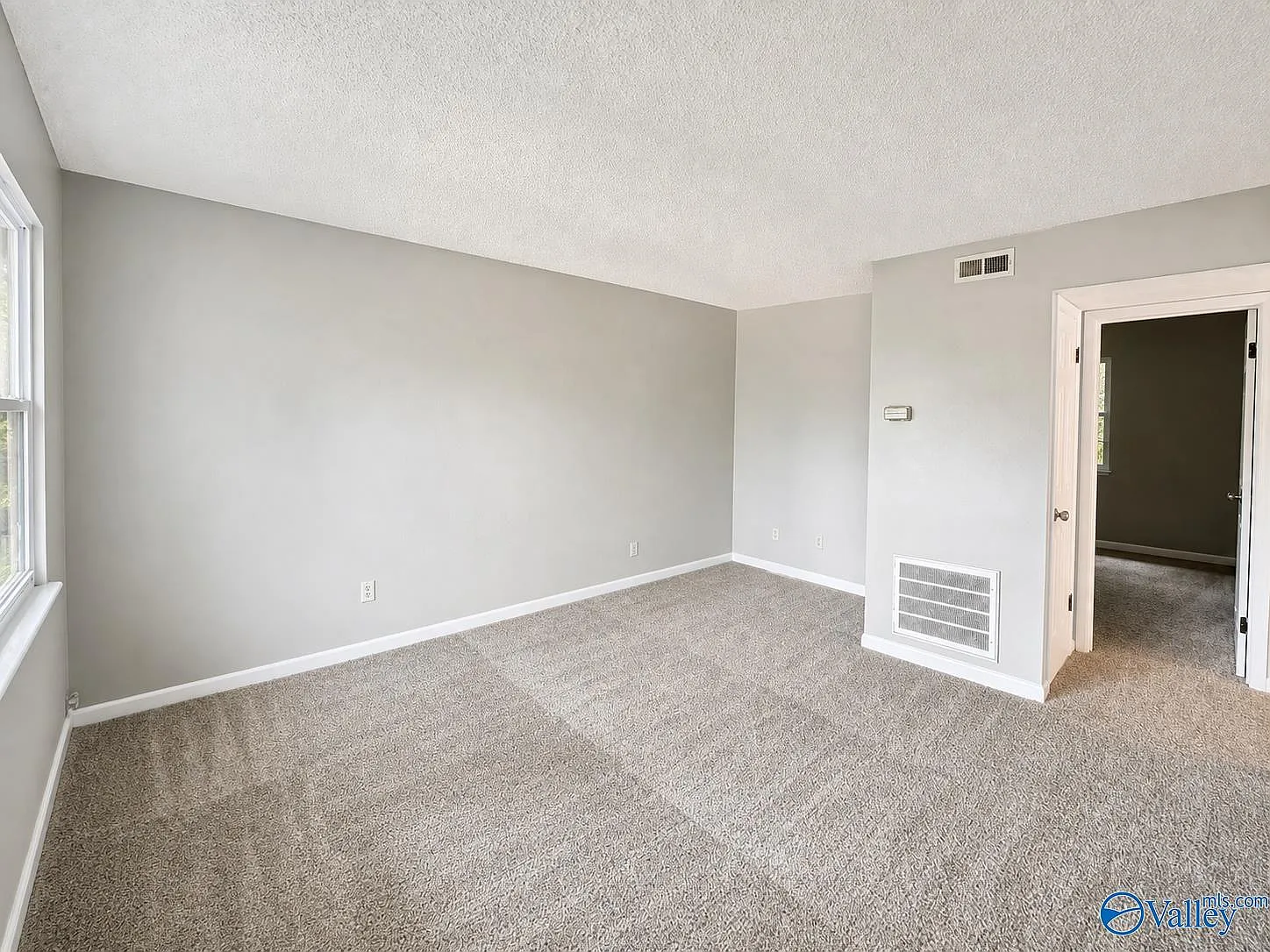 2 bed, 1.0 bath, 700 sqft, $850 — Photo 2