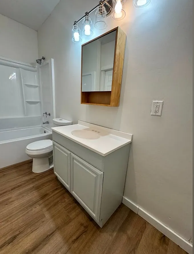 1200 W Summit Ave — Photo 4