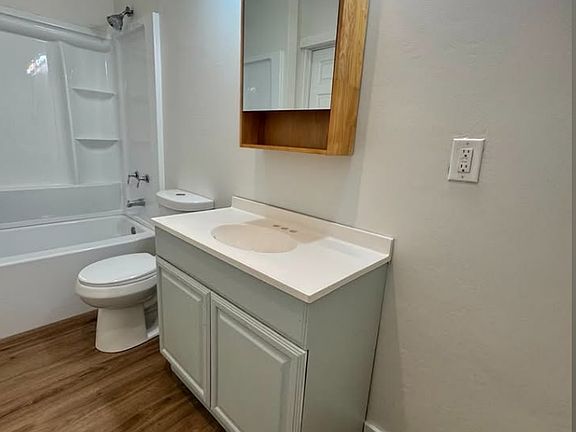 4th image of 1200 W Summit Ave