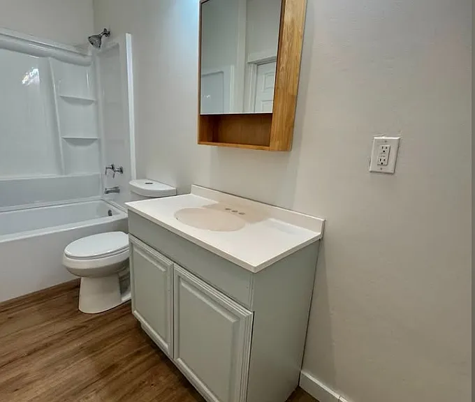 1200 W Summit Ave — Photo 4