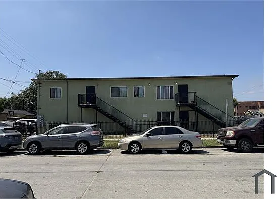 9004 S San Pedro St — Photo 1