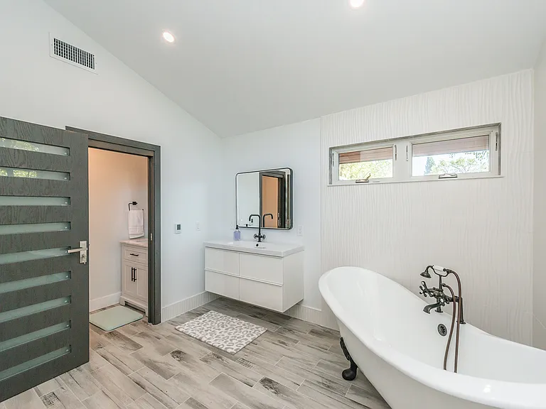 Secondary bathroom with modern finishes