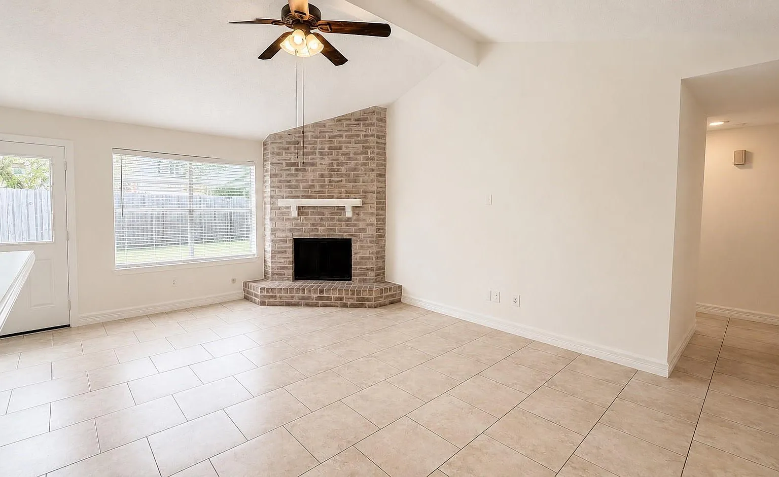 3 bed, 2.0 bath, 1217 sqft, $2,000 — Photo 3