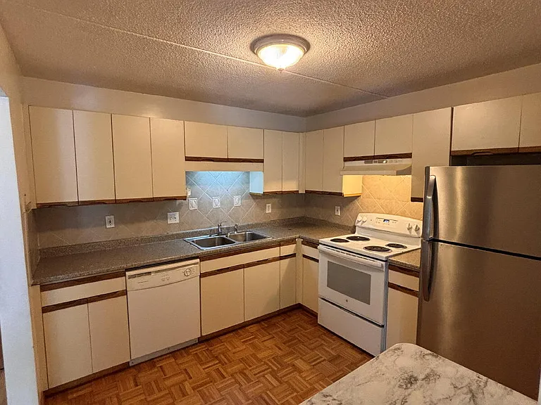 200 Cove Way #318 — Photo 8