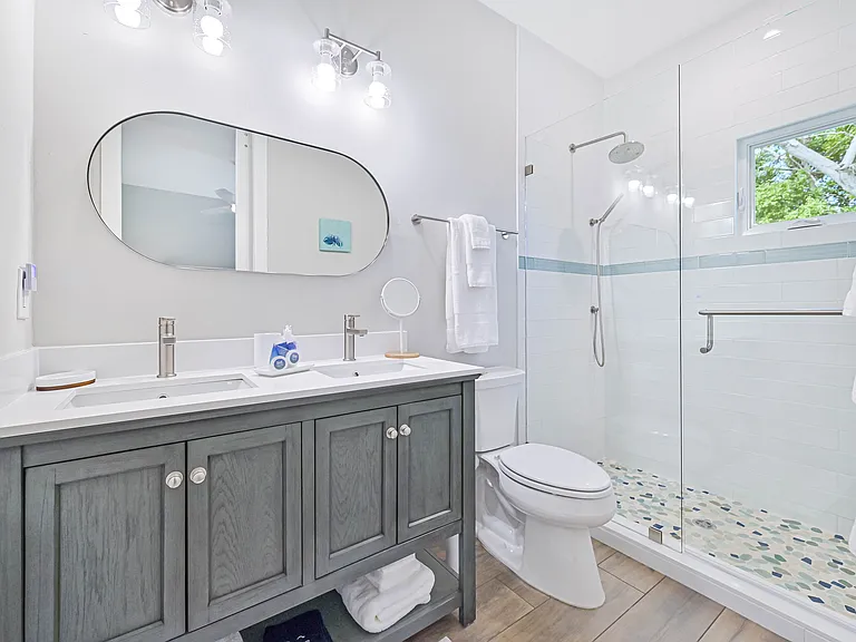 Guest en suite bathroom