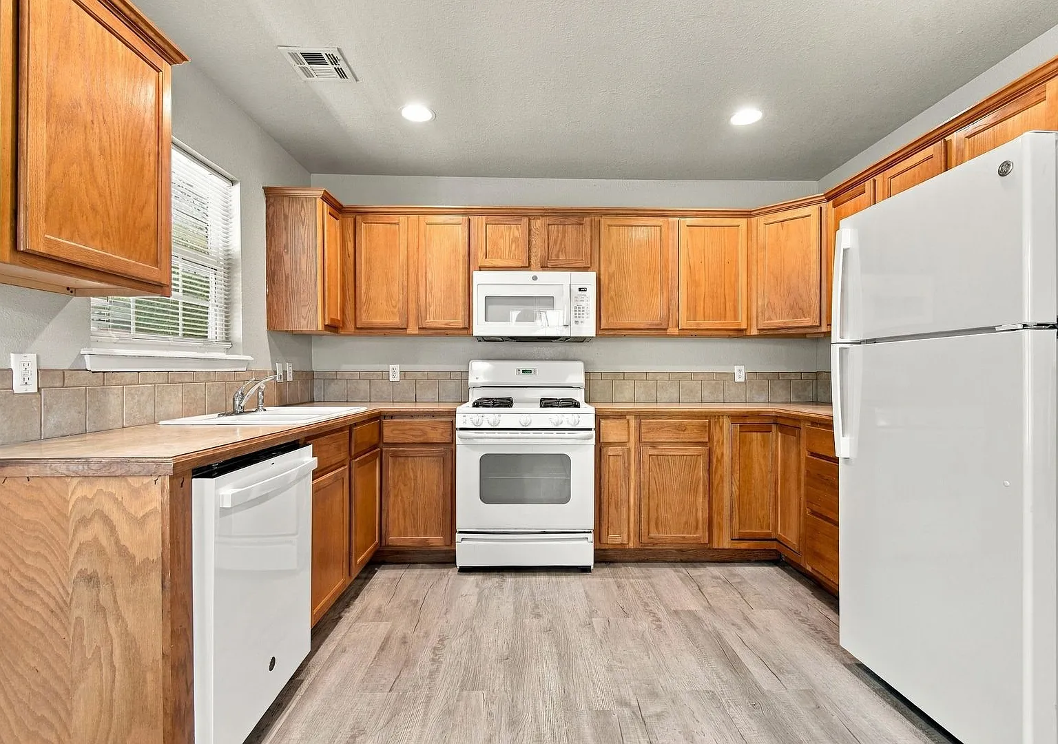 3 Bed 2 Bath Tulsa Recently Renovated — Photo 3
