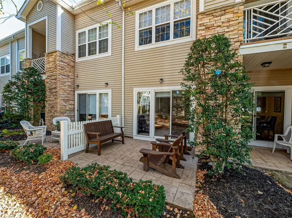 89 Carriage Lane #89, Plainview, NY 11803