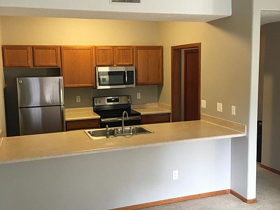 Nice Kitchen w/ SS Appliances and new flooring
