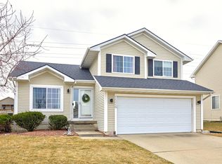 1526 Nine Iron Dr, West Des Moines, IA 50266