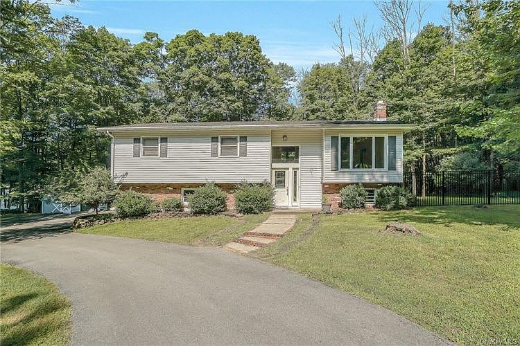 1st image of 15 Twin Brooks Dr