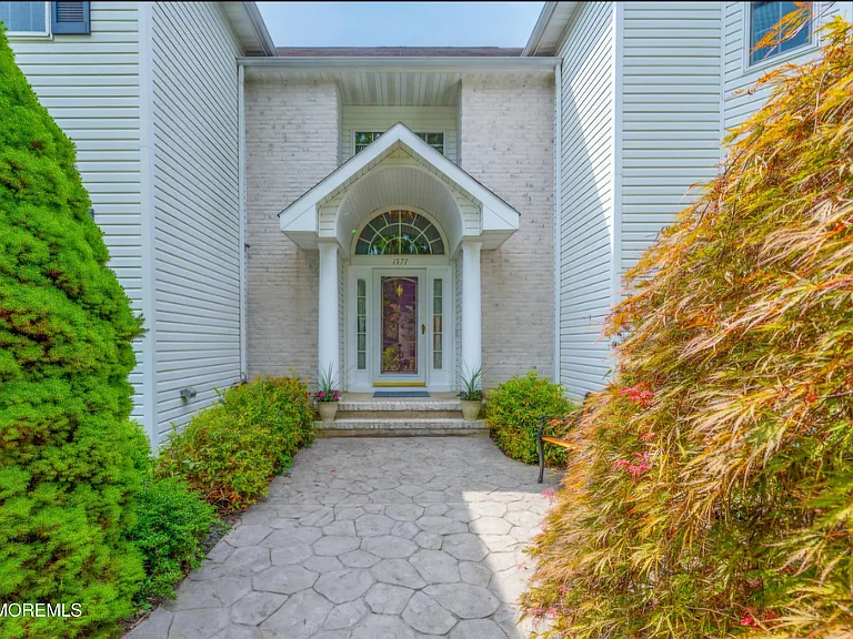1577 Country Club Ln — Photo 2