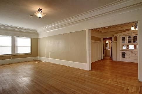 3rd image of 1049 W Vine St