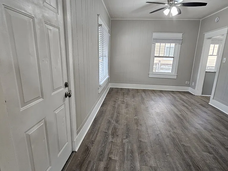 Big Living room 16' 6" x 10' 6" with Natural gas Heat