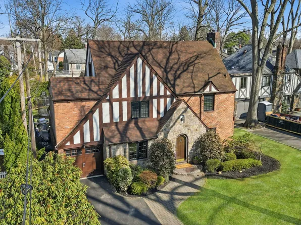 106 Thayer Rd, Manhasset, NY 11030