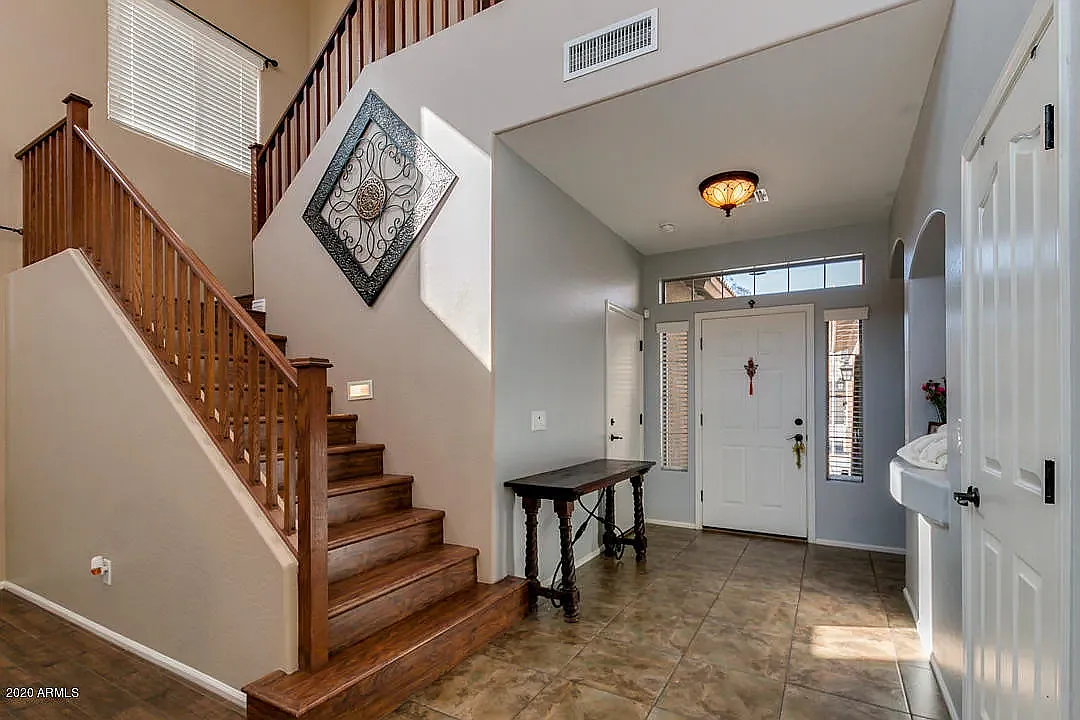 4 bed, 2598 sqft, $2,700 — Photo 2
